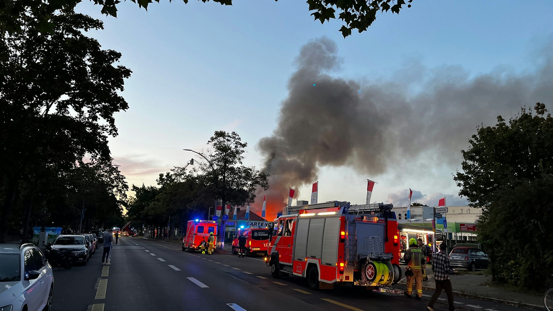 Eine riesige Rauchwolke stieg in den Abendhimmel.