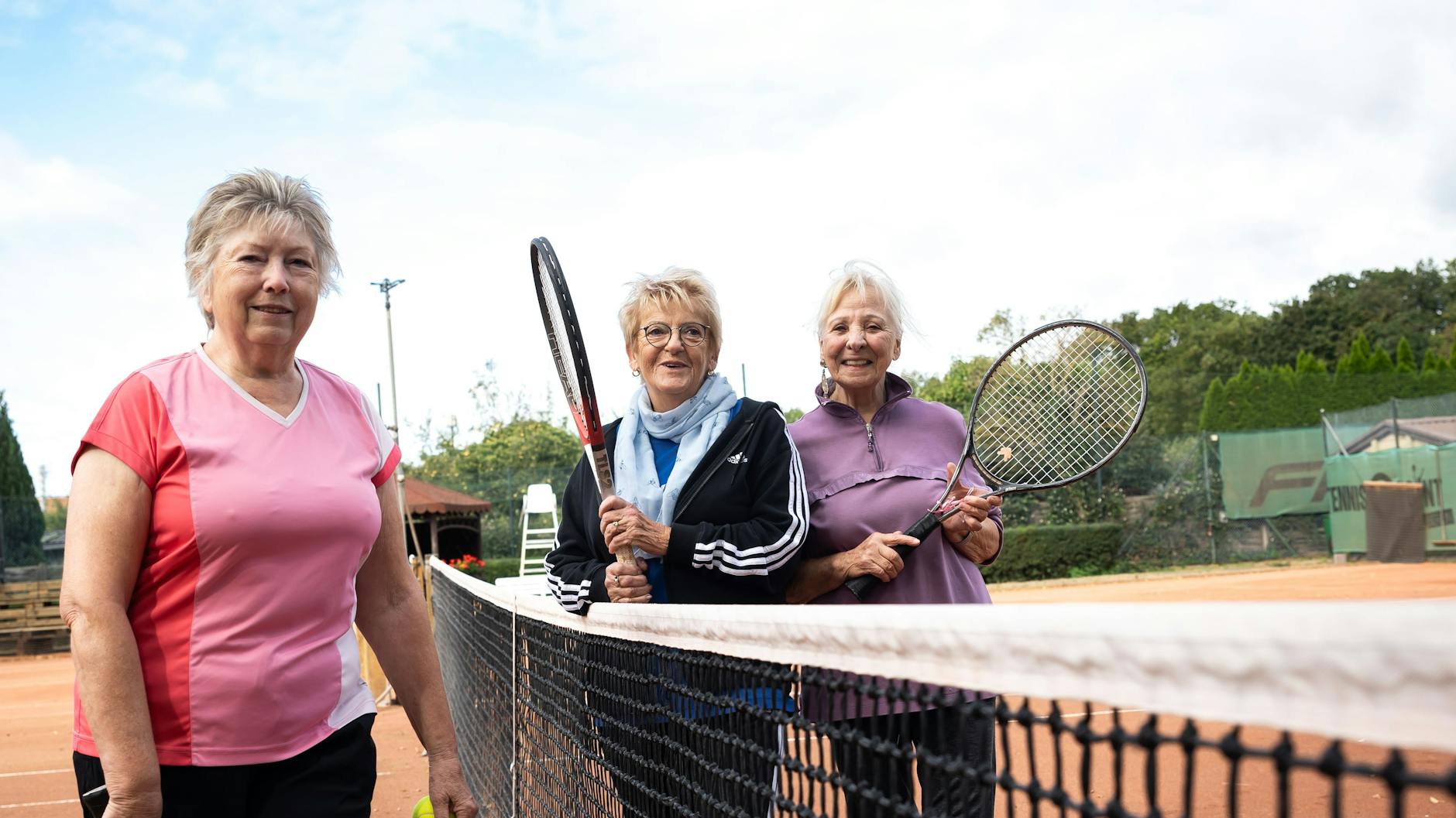 Doris, Brigitte und Jutta hauen sich auf dem benachbarten Tennisplatz die Bälle um die Ohren. Dass die Fußballer sauer sind, verstehen sie völlig.
