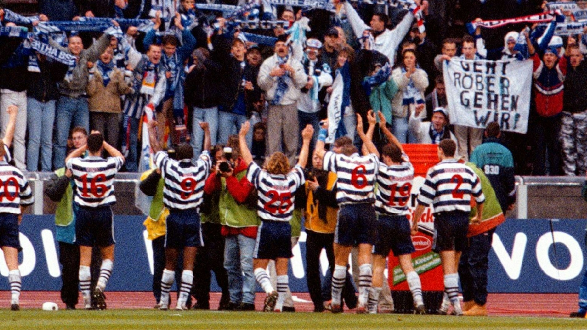 1997 befreite sich Hertha mit einem Sieg gegen Karlsruhe. Auch die Fans hatten den Spielern Druck gemacht (siehe Plakat).