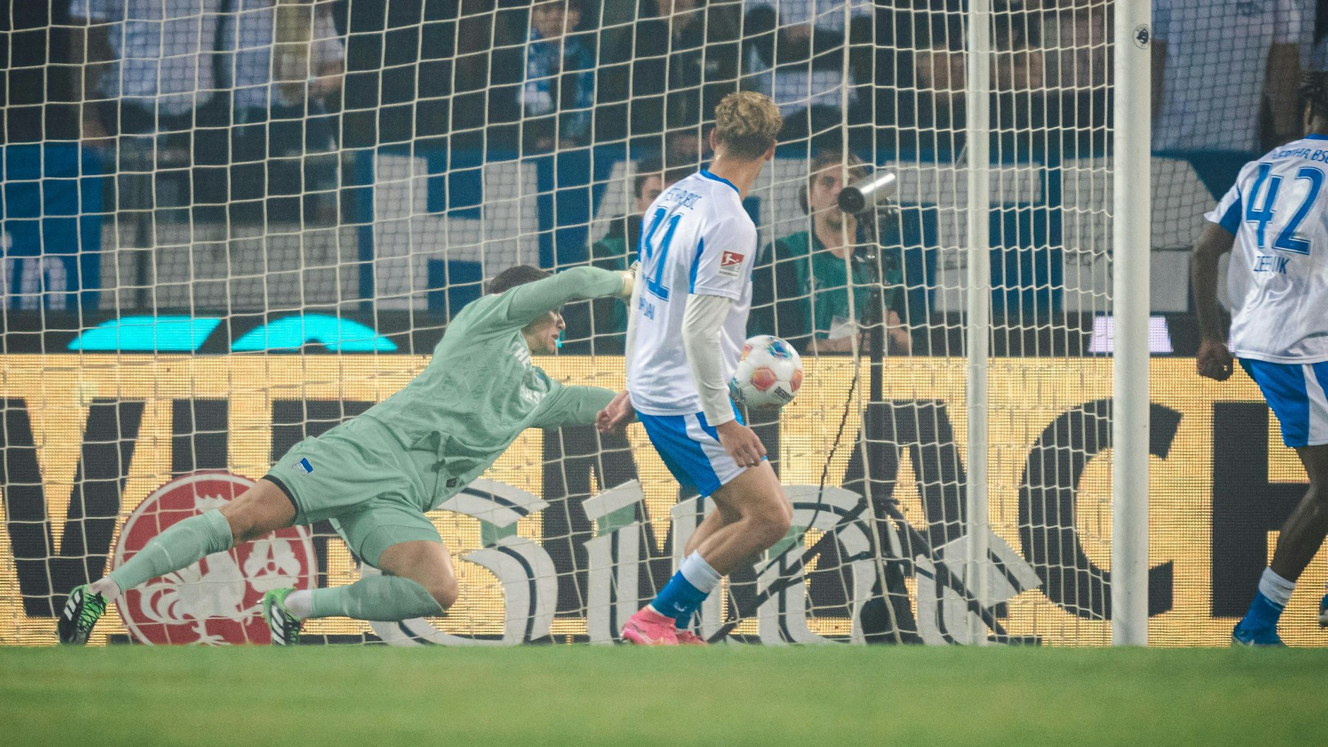 Hertha-Torwart Tjark Ernst taucht ins Eck und wehrt in Hannover auch diesen Schuss ab.