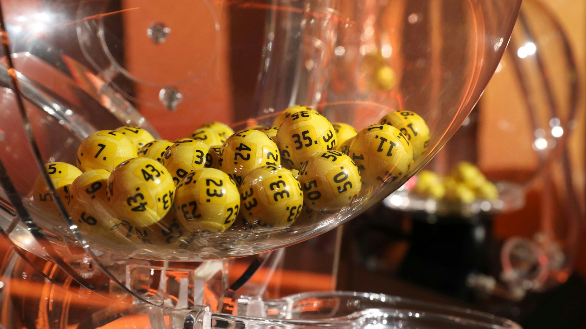 Am Dienstag und Freitag werden die Zahlen für den Eurojackpot gezogen. Welche Kugeln werden dieses Mal aus der Trommel gefischt – und wird der Jackpot geknackt?