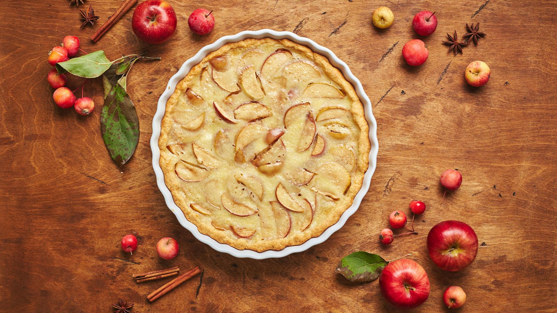 Apfelkuchen mit einer saftig-sahnigen Füllung sind bei allen beliebt. Etwas Zimt-Aroma darf auch gern dabei sein.