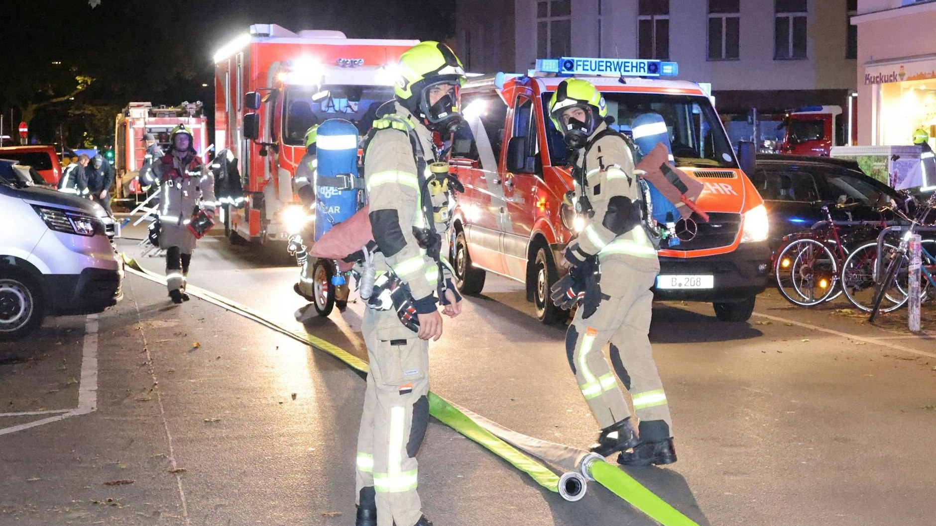 Die Berliner Feuerwehr ist mit einem Großaufgebot vor Ort.