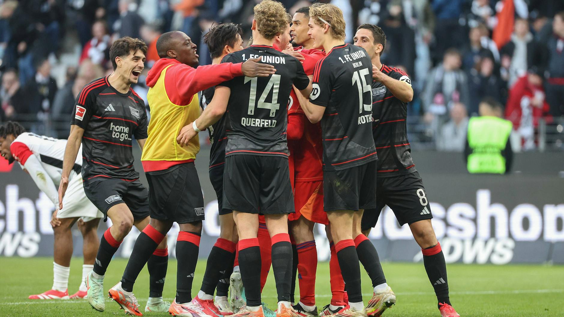 Die Spieler des 1. FC Union feiern am 9. März 2025 den Sieg bei Eintracht Frankfurt.