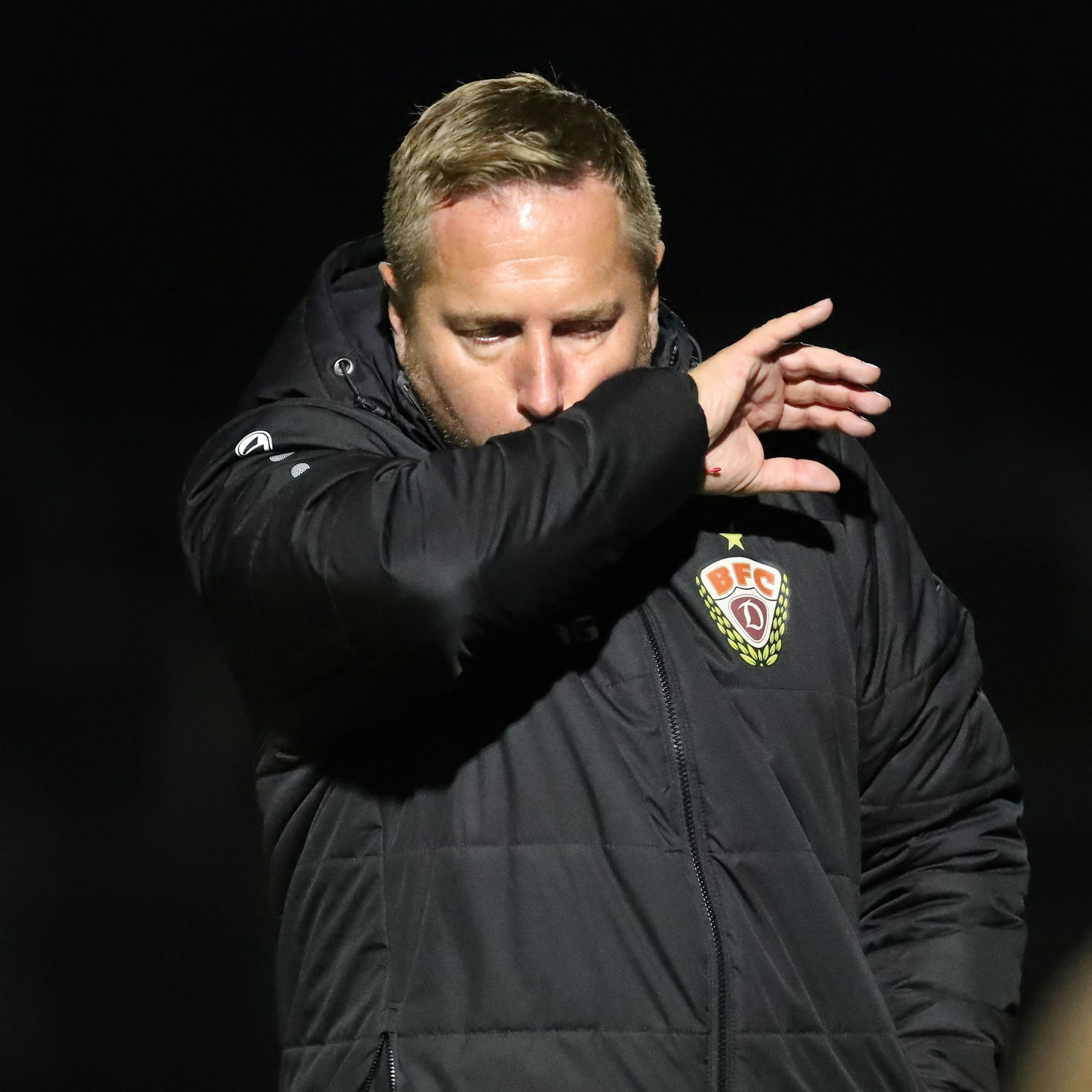 BFC-Cheftrainer Dennis Kutrieb ist von einer Erkältung sichtlich angeschlagen, hustet aber trotzdem vorbildlich in die Armbeuge.