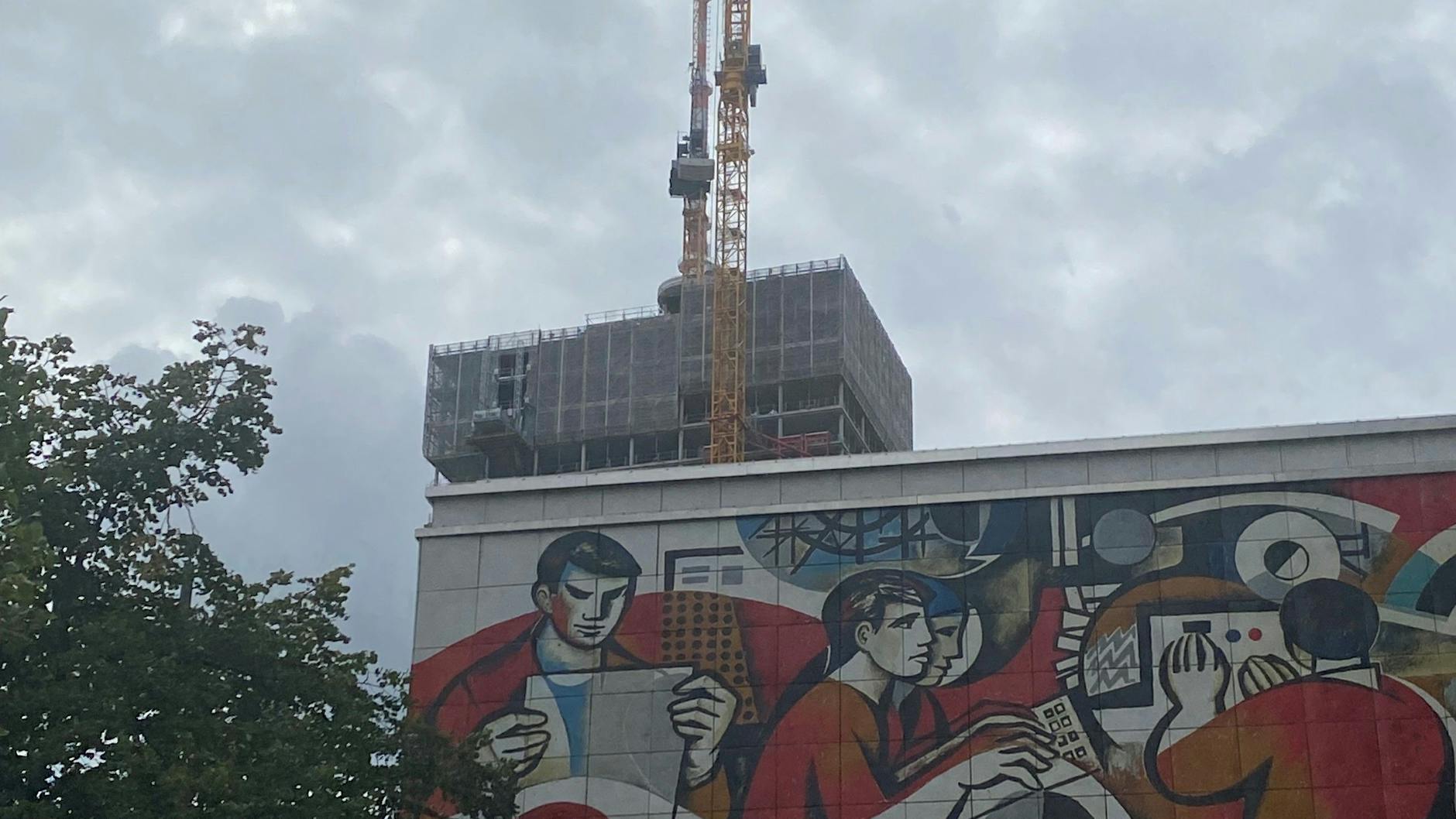 Am 17. September 2025 vor dem Pressecafé an der Karl-Liebknecht-Straße aufgenommen: Noch drei Etagen für das Hochhaus an der Galeria am Alex (gerade 134 Meter hoch) – und dann ist auch die Fernsehturmspitze weg.