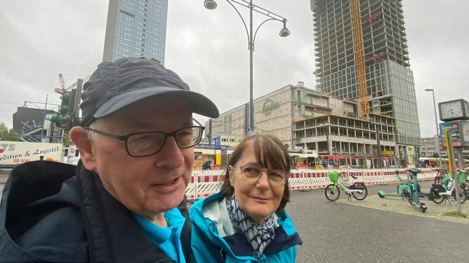Petra (72) und Eddi Bierstedt (73): „Mit den Hochhausprojekten verliert der Alex noch mehr seinen Glanz. Das Einzige was am Alex noch schön ist, ist die Weltzeituhr!“