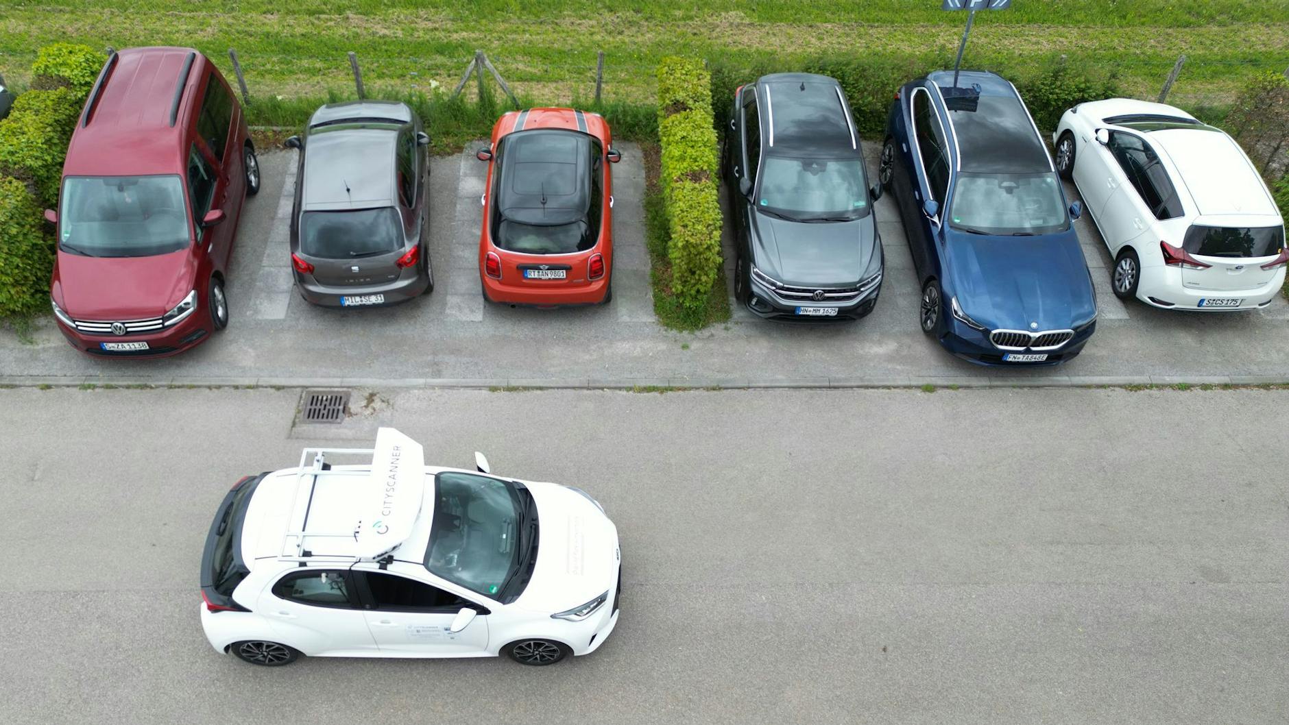 Das Scan-Auto erfasst mit Kameras die Kennzeichen der geparkten Autos.