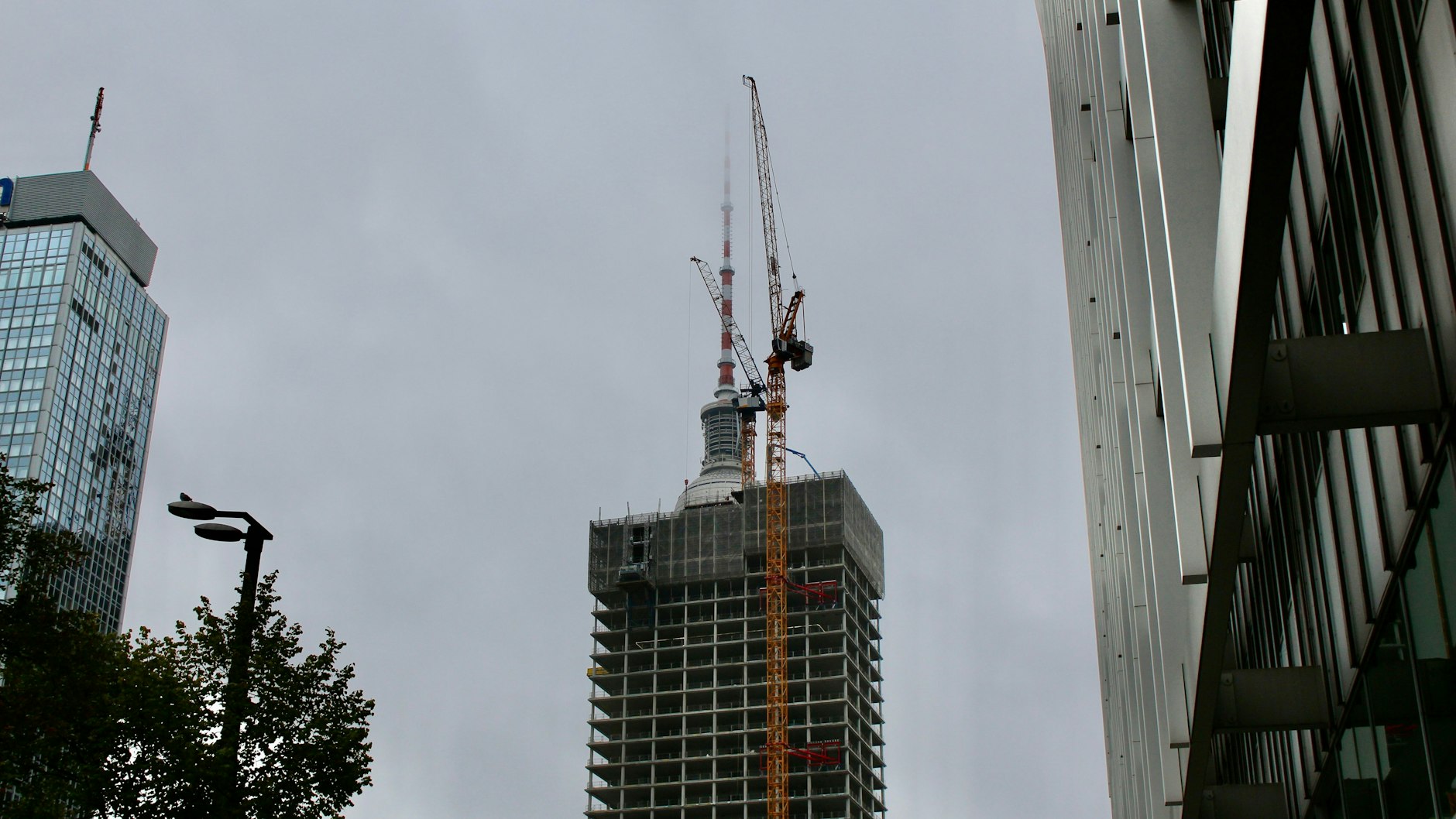 Vor dem Pressecafé an der Karl-Liebknecht-Straße aufgenommen: Der Wolkenkratzer hat den Fernsehturm fast verschlungen.