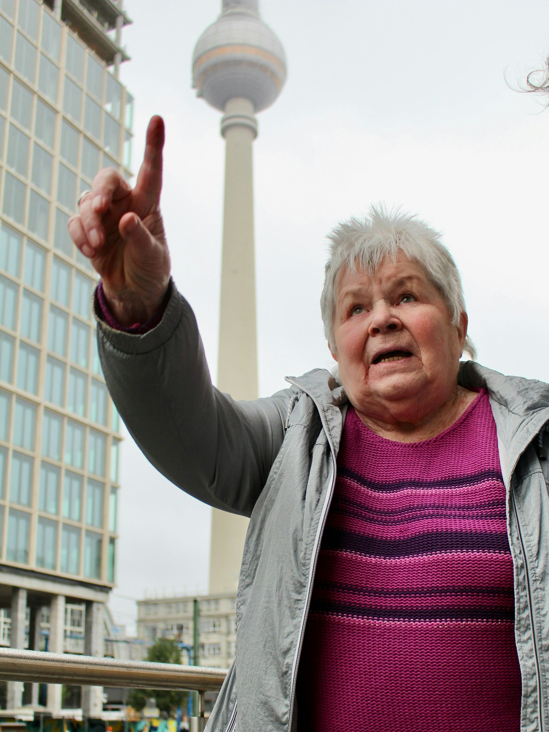 Charlotte Bachmann nimmt das Verschwinden des Fernsehturmes mit Berliner Humor: „Ich weiß doch, wie das Ding aussieht!“