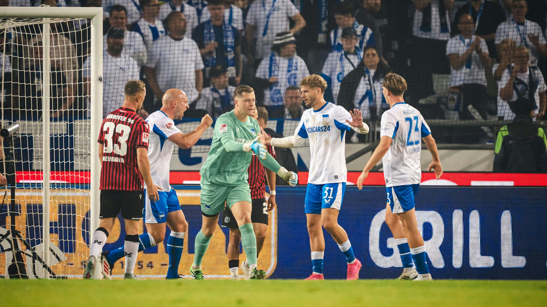 Toni Leistner, Tjark Ernst, Marton Dardai und Kennet Eichhorn (v.l.) klatschen im Spiel von Hertha BSC bei Hannover ab. Ob die vier auch gegen Paderborn zusammen auf dem Rasen stehen ist nach der Rückkehr von Linus Gechter fraglich.