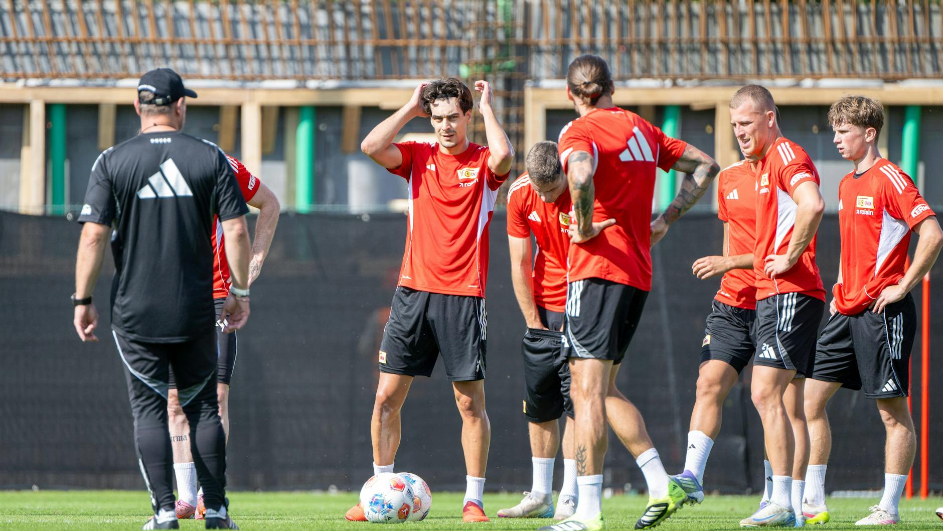 Diogo Leite (2.v.l.) ist im Training des 1. FC Union wieder voll dabei. Folgt jetzt auch das Saisondebüt?