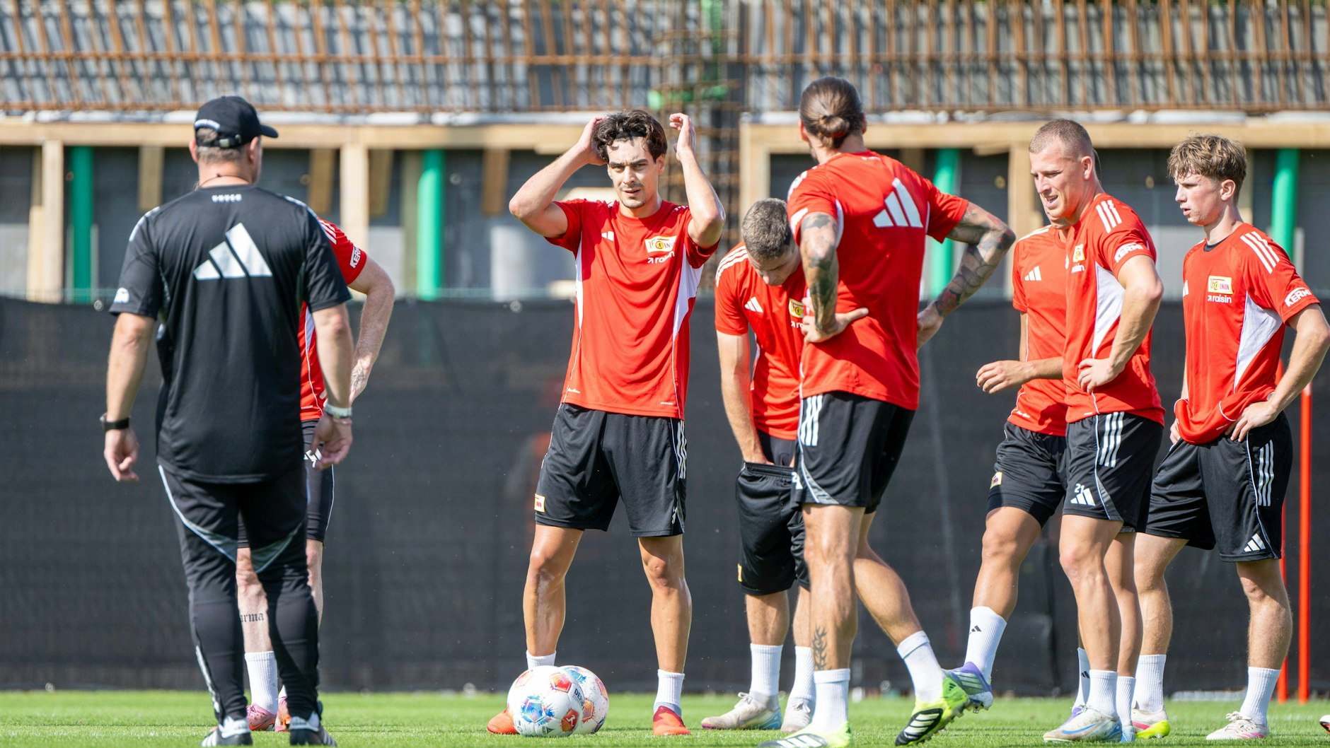 Diogo Leite (2.v.l.) ist im Training des 1. FC Union wieder voll dabei. Folgt jetzt auch das Saisondebüt?