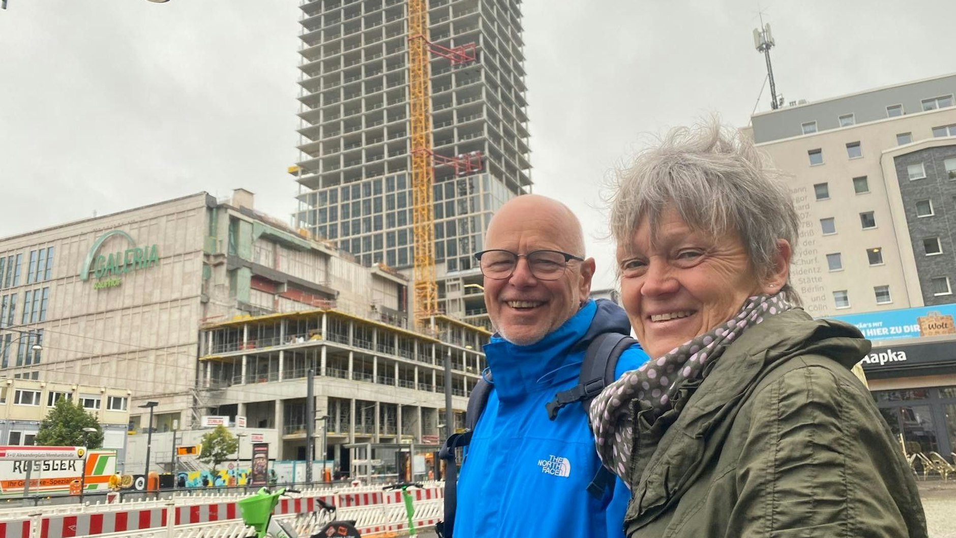 Peter und Sabine Brosch (beide 69) aus Mahlsdorf: Ein Wolkenkratzer frisst den Fernsehturm, man kann darüber lachen, wenn diese Bausünde nicht so traurig wäre, meint das Ehepaar.