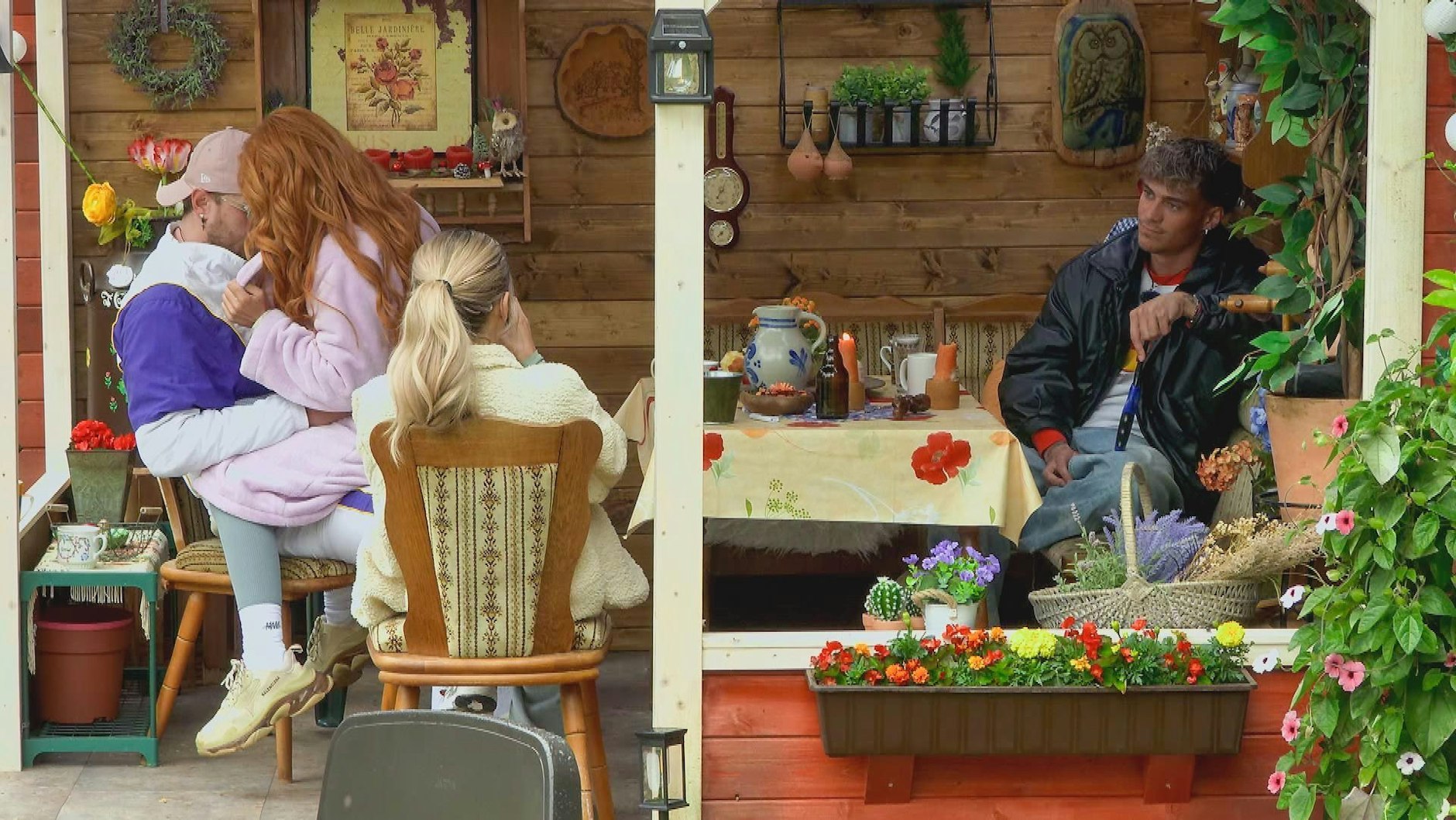 Tara und Dennis provozieren Ryan und Lina, indem sie vor ihnen rumknutschen.