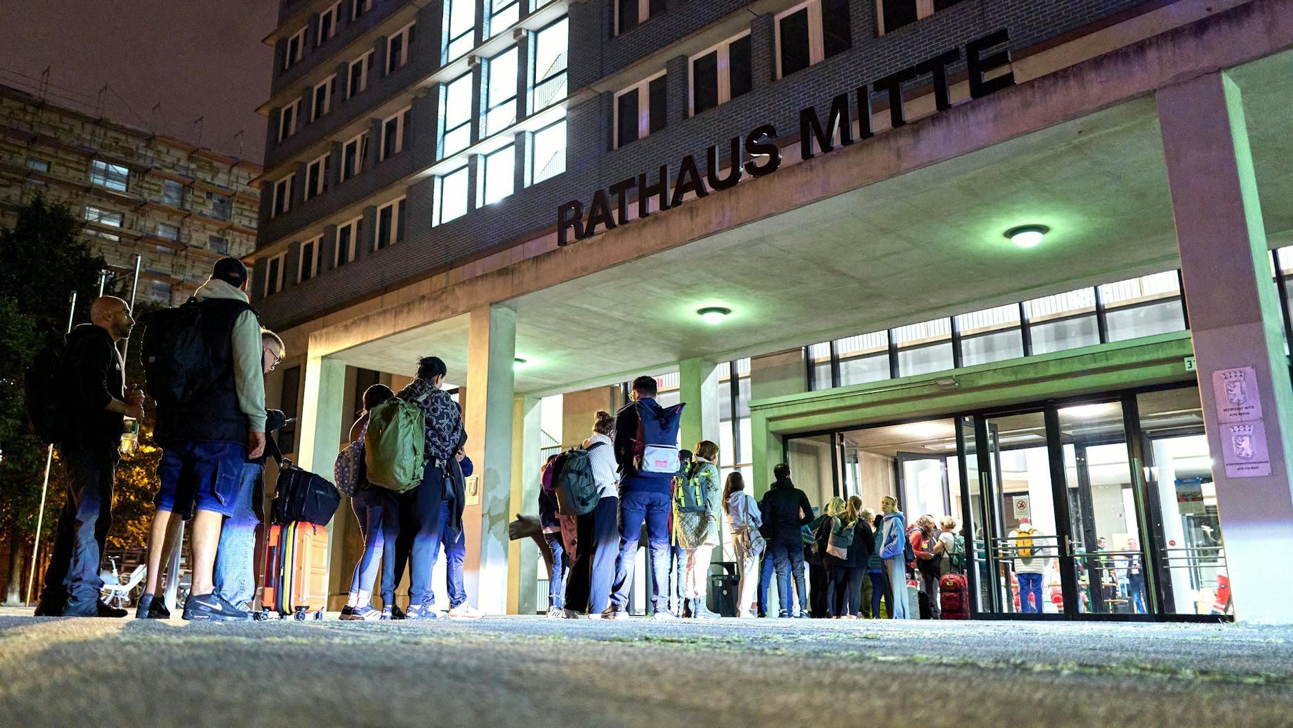 Anwohner des Sperrbereichs stehen vor der Notunterkunft, die im Rathaus Mitte eingerichtet wurde.