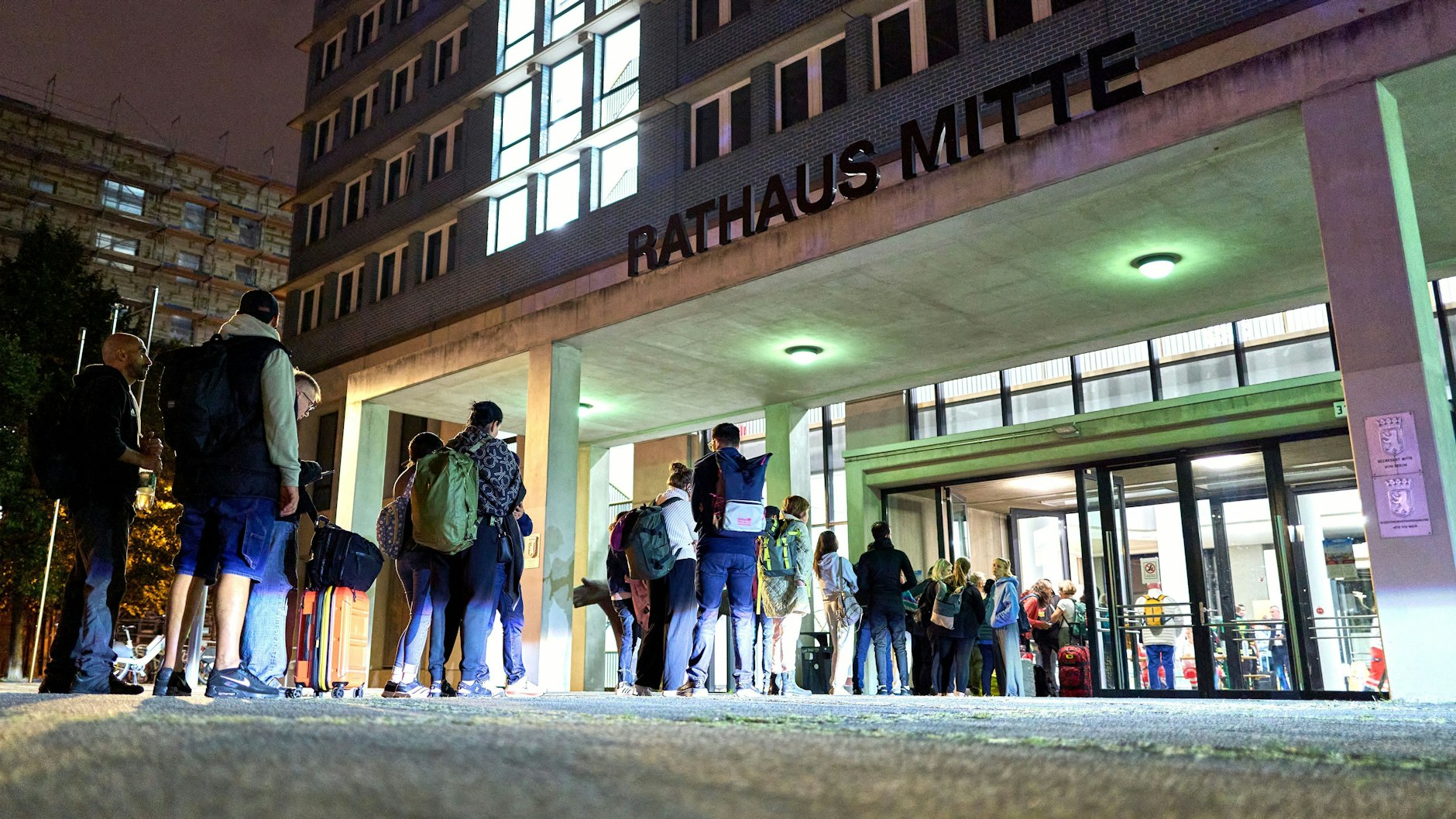 Anwohner des Sperrbereichs stehen vor der Notunterkunft, die im Rathaus Mitte eingerichtet wurde.