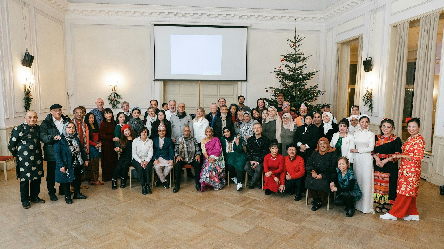 Das Team des interkulturellen Hospizdienstes Dong Ban Ja bei einer gemeinsamen Feier. Alle tragen die jeweilige Tracht ihres Heimatlandes.