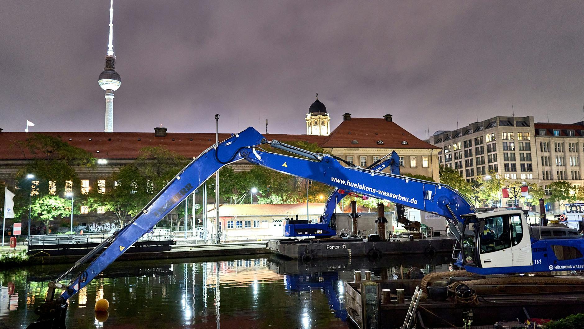 Eine Weltkriegsbombe wurde bei der Fischerinsel in Berlin gefunden. Die Bombe wurde bei Bauarbeiten an der Mühlendammschleuse entdeckt.