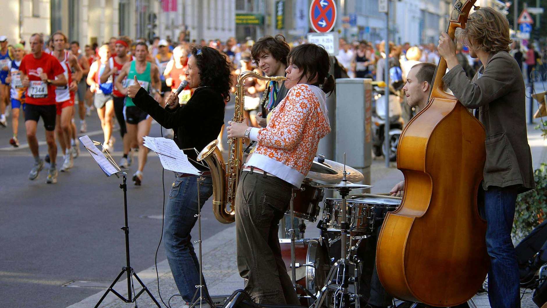 Eine Million Zuschauer werden erwartet, die die Marathonläufer und -läuferinnen anfeuern. 70 Musikbands an der Strecke sorgen für Stimmung.