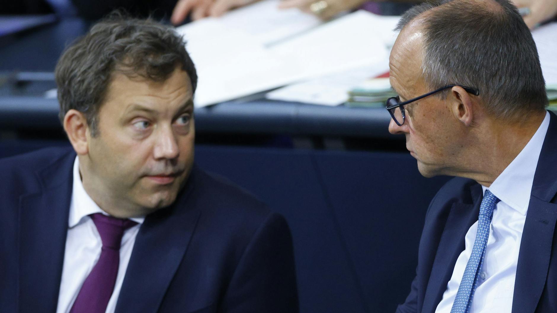Vizekanzler Lars Klingbeil (l., SPD) und Bundeskanzler Friedrich Merz (CDU): Die Bundesregierung hat sich vorgenommen, den Anteil Ostdeutscher in Führungspositionen zu steigern.