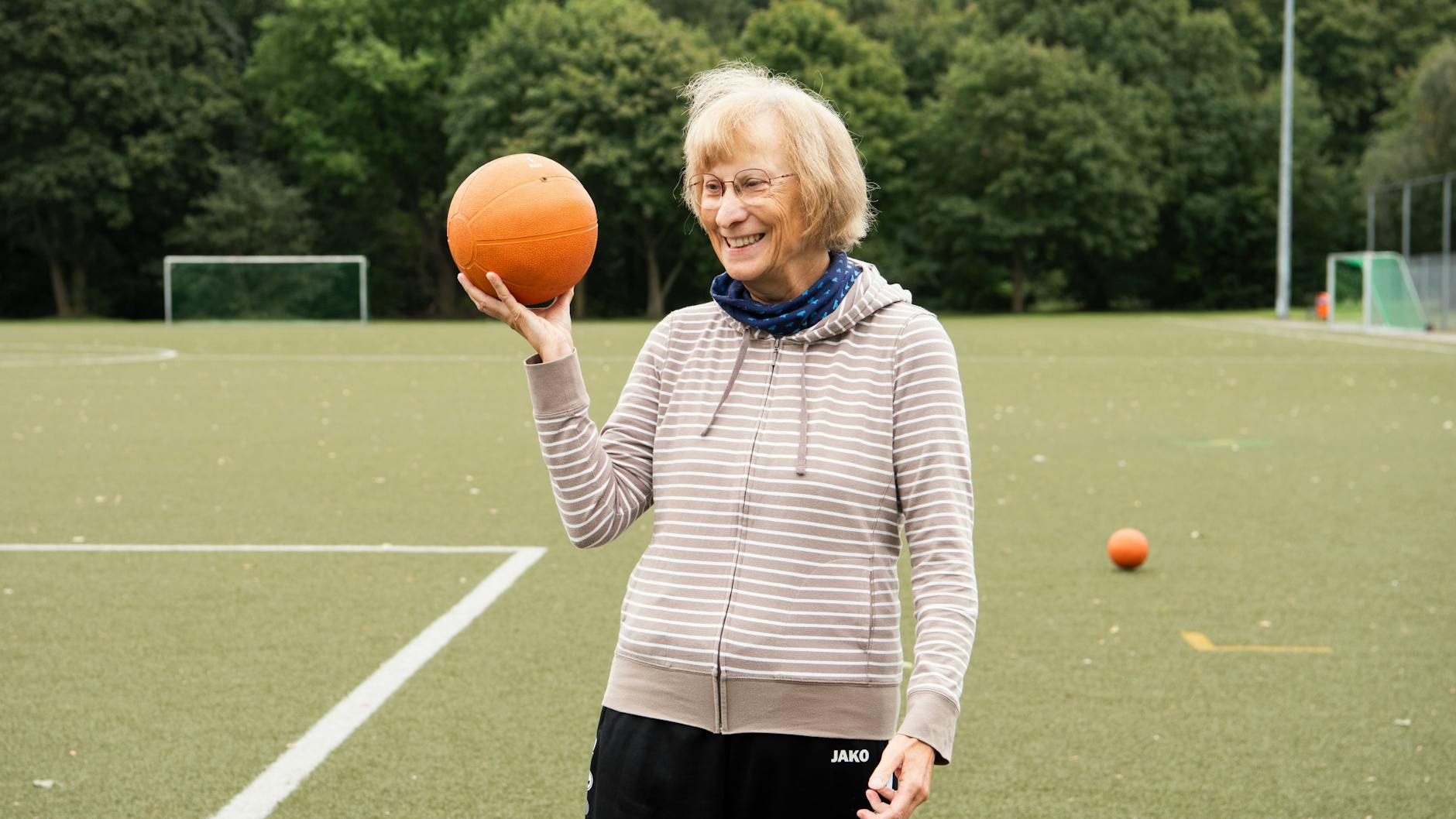 Hannelore (70) aus Weißensee geht einmal die Woche zum Sport und einmal zum Linedance.