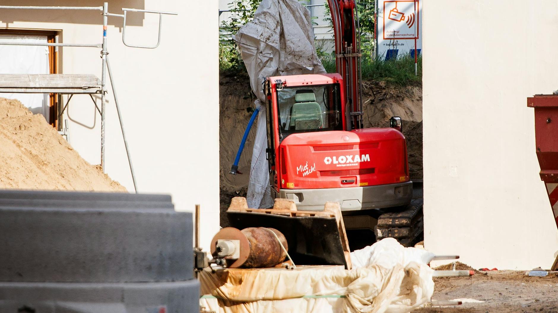 Der Körper der entschärften Weltkriegsbombe hängt an einem Bagger nahe dem Fundort in Spandau. Etwa 12.400 Menschen mussten im Umkreis ihre Wohnungen verlassen.