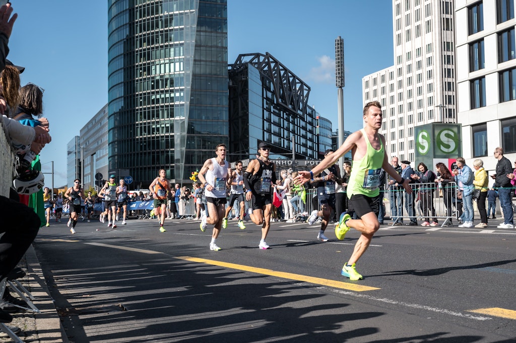 Start ins große Marathon-Wochenende: 55.000 Läufer legen Berlin lahm! Start ins große Marathon-Wochenende: 55.000 Läufer legen Berlin lahm!