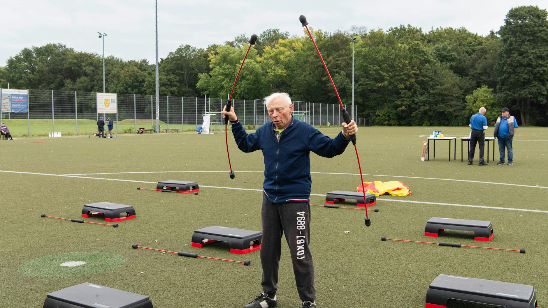 Harro Pyko (85) mit Schwingstäben. Zum Sport kam der Verfahrensfachmann für Chemie schon in der Schule. Dann hat er nie wieder aufgehört.