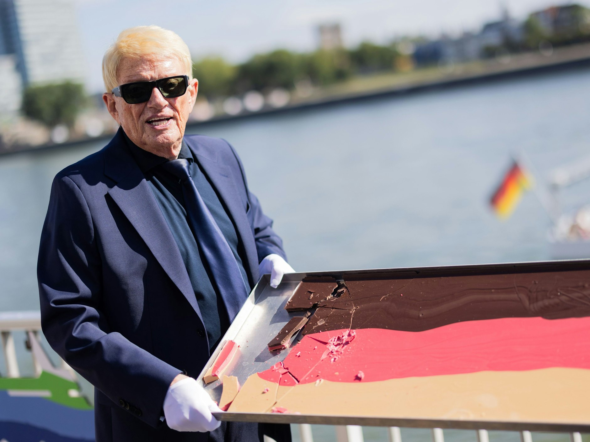 Schlagersänger Heino stellt am Schokoladenmuseum seine „Deutschland Schokolade“ vor. Die Schokolade in den Nationalfarben besteht aus Zartbitter-, Kirsch- und Karamellschokolade.
