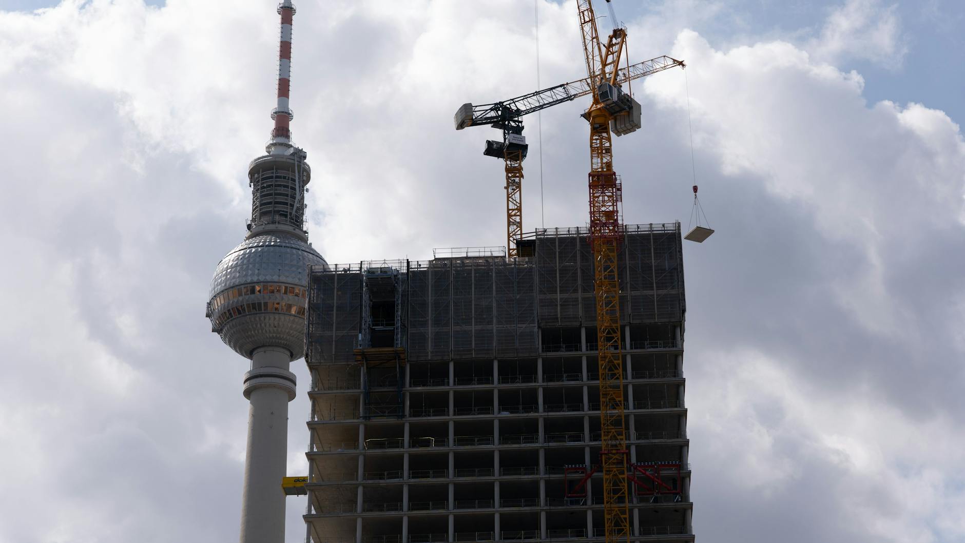Ein Wolkenkratzer-Neubau trübt die Sicht auf den Berliner Fernsehturm.