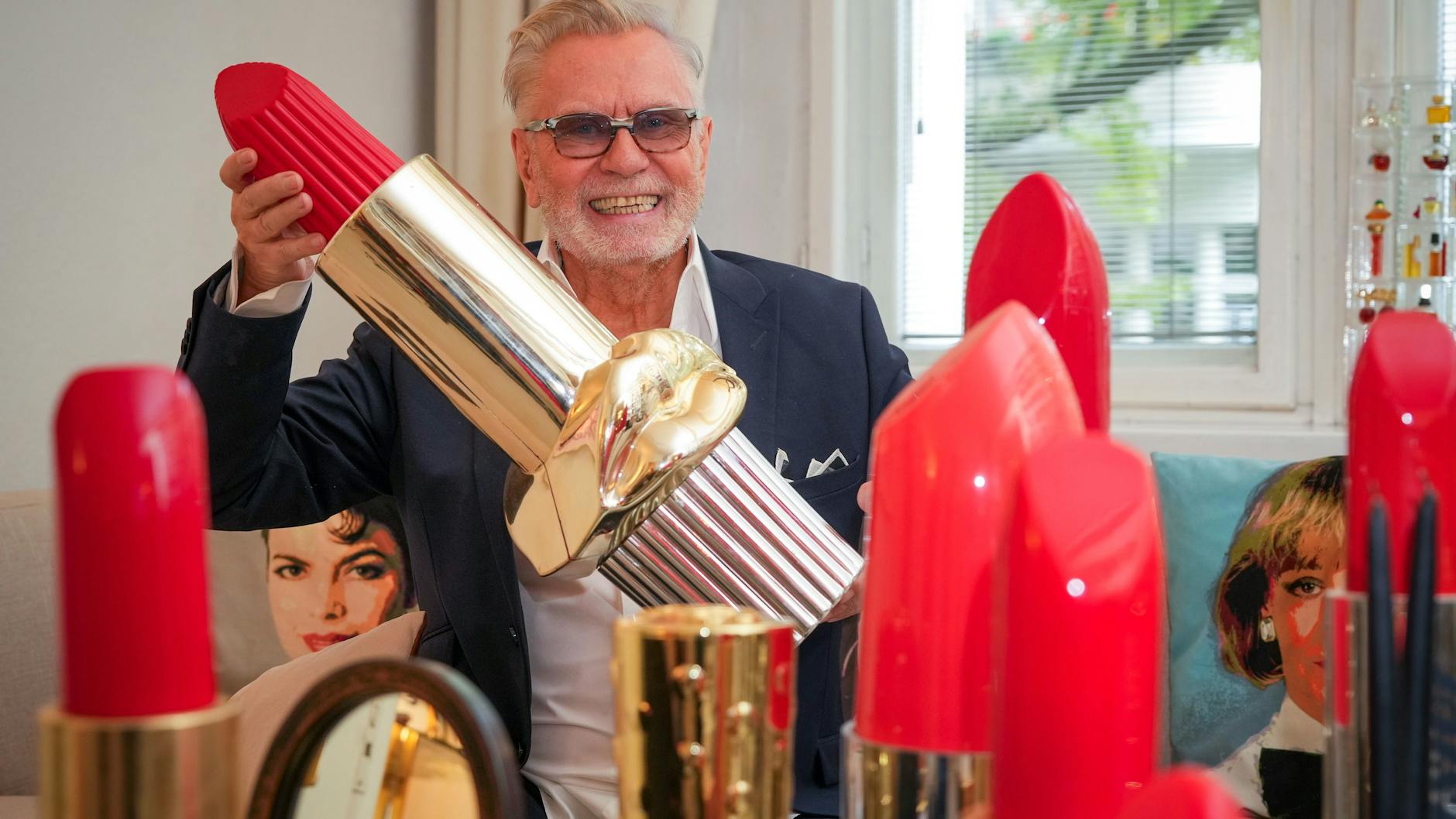 In seinem Lippenstiftmuseum hat René Koch alles rund um seinen Lieblings-Kosmetikartikel gesammelt.