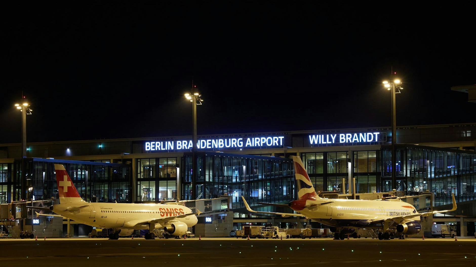 Blick in der Nacht auf den Flughafen Berlin Brandenburg. Schon am Freitagabend kam es zum Cyber-Angriff auf mehrere Flughäfen, auch auf den BER.