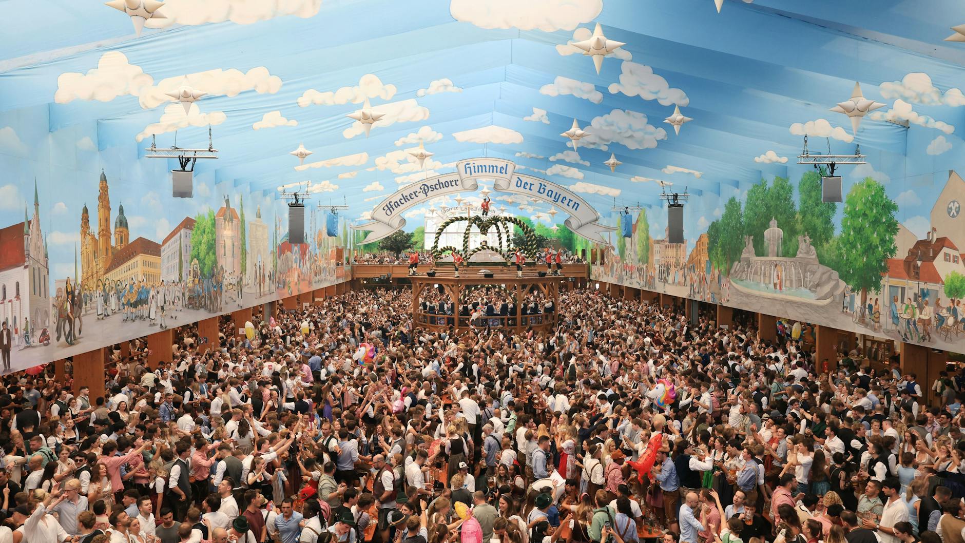 Zahlreiche Besucher sitzen am ersten Tag des Oktoberfestes im Hacker-Pschorr Festzelt. Hier passen Tausende Menschen hinein - und wenn alle gleichzeitig trinken, freut sich der Wirt.