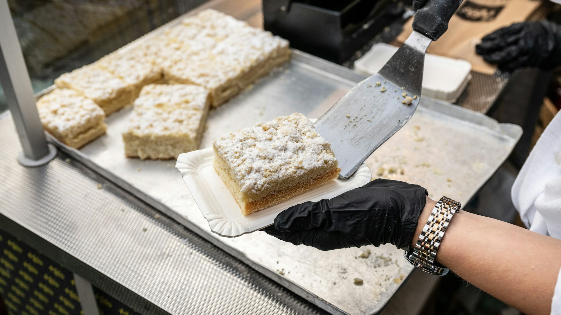 Ob mit Obst, Pudding oder ganz ohne Füllung: Streuselkuchen gibt es in verschiedenen Varianten. Am Sonntag wird in Berlin der Streuselkuchen-Meister gesucht.
