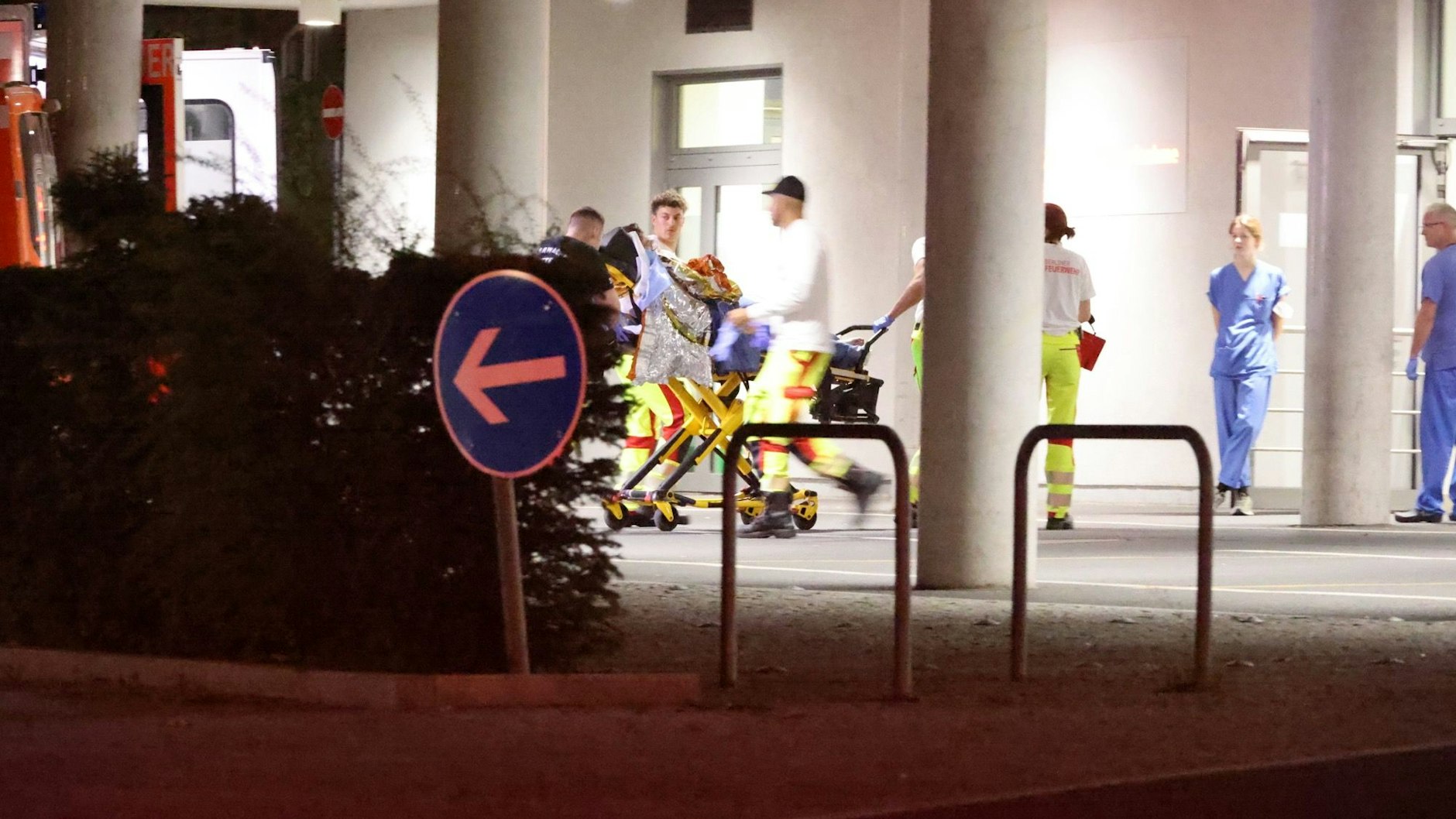 Der Verletzte wurde nach dem Messer-Angriff auf der Karl-Liebknecht-Brücke in die Charité gebracht, dort medizinisch versorgt.