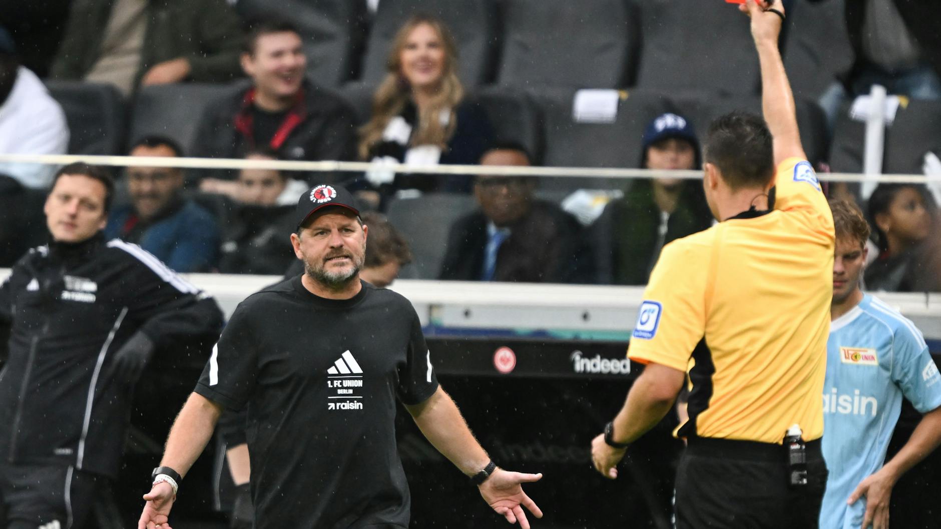 Sven Jablonski (r.) zeigt Trainer Steffen Baumgart vom 1. FC Union die Rote Karte.
