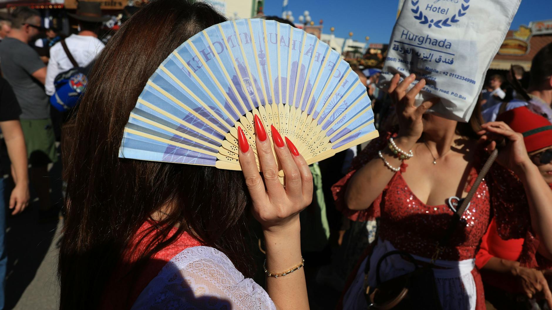 Der Fächer war ein wichtiges Accessoire beim Auftakt des Oktoberfestes. Rekordverdächtige 31 Grad hatte es am Samstag in München.