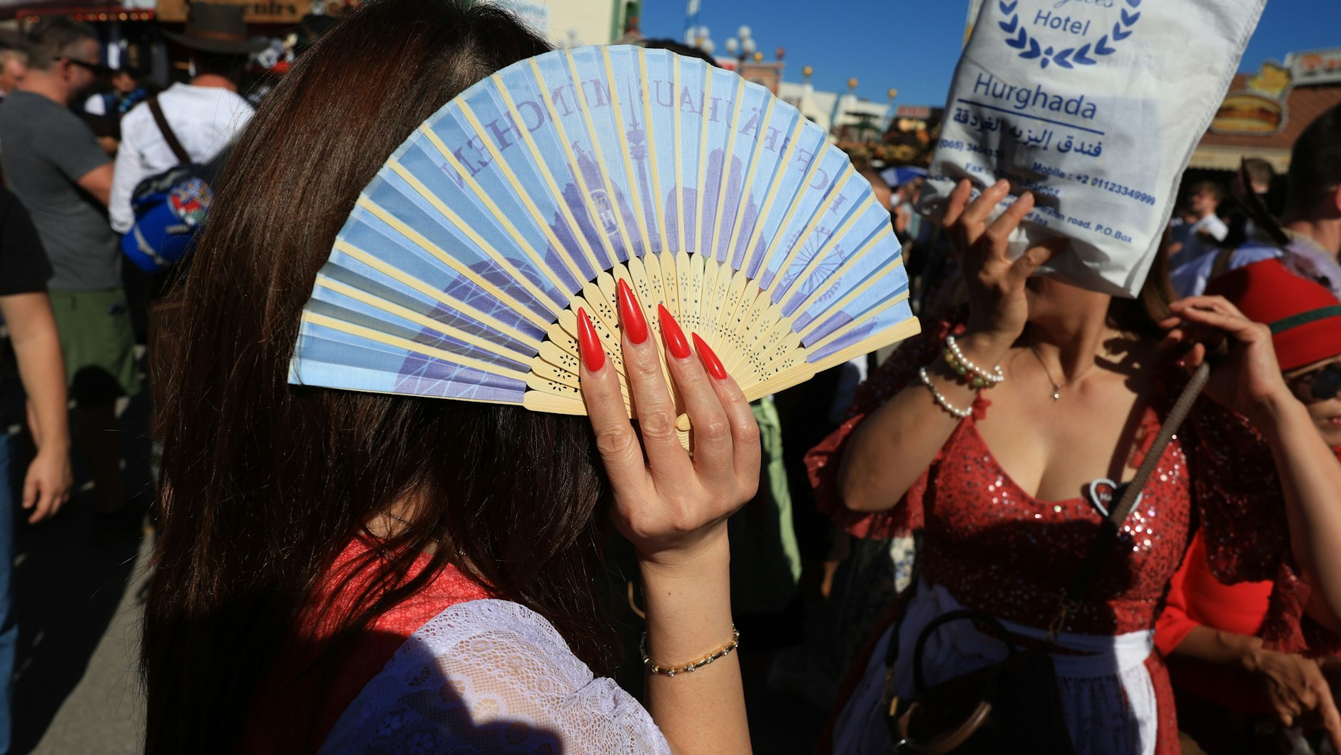 Der Fächer war ein wichtiges Accessoire beim Auftakt des Oktoberfestes. Rekordverdächtige 31 Grad hatte es am Samstag in München.