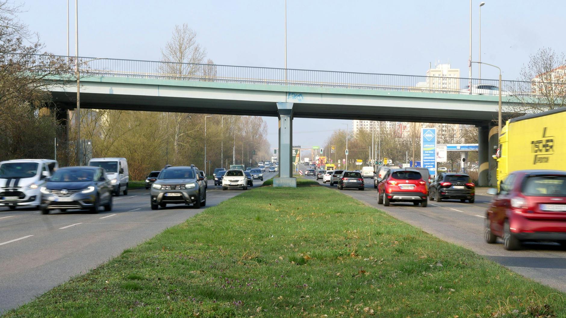 Auch an der Bitterfelder Brücke in Marzahn wird am Montag gebaut. Hier müssen Autofahrer sich auf eine Sperrung einstellen.