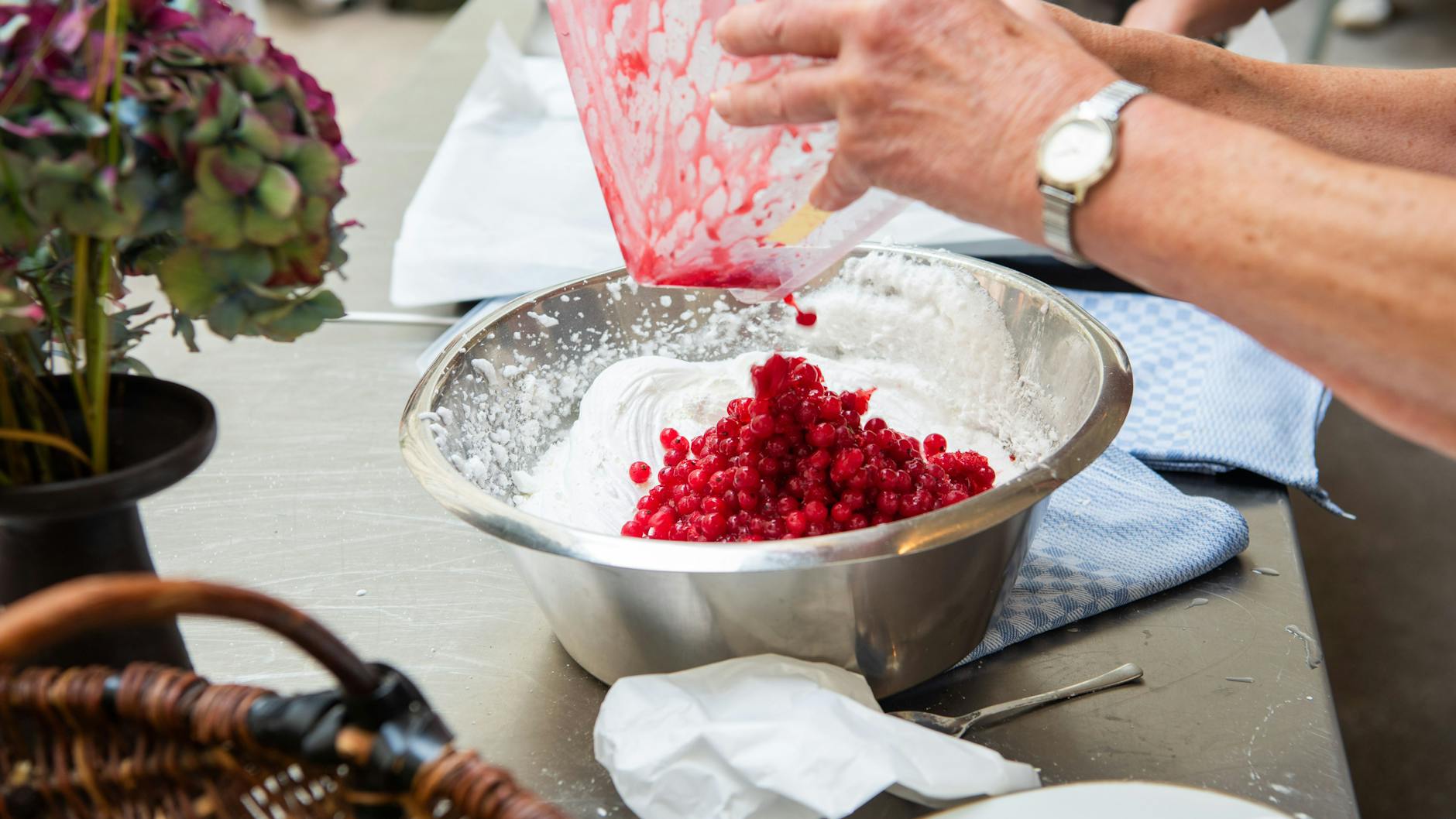 Im Hotel Michelberger findet die erste selbst ernannte Meisterschaft im Streuselkuchenbacken statt.