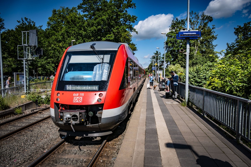 Drama-am-Bahnhof-Frau-st-rzt-in-Gleisbett-Zug-berrollt-ihren-Fu-