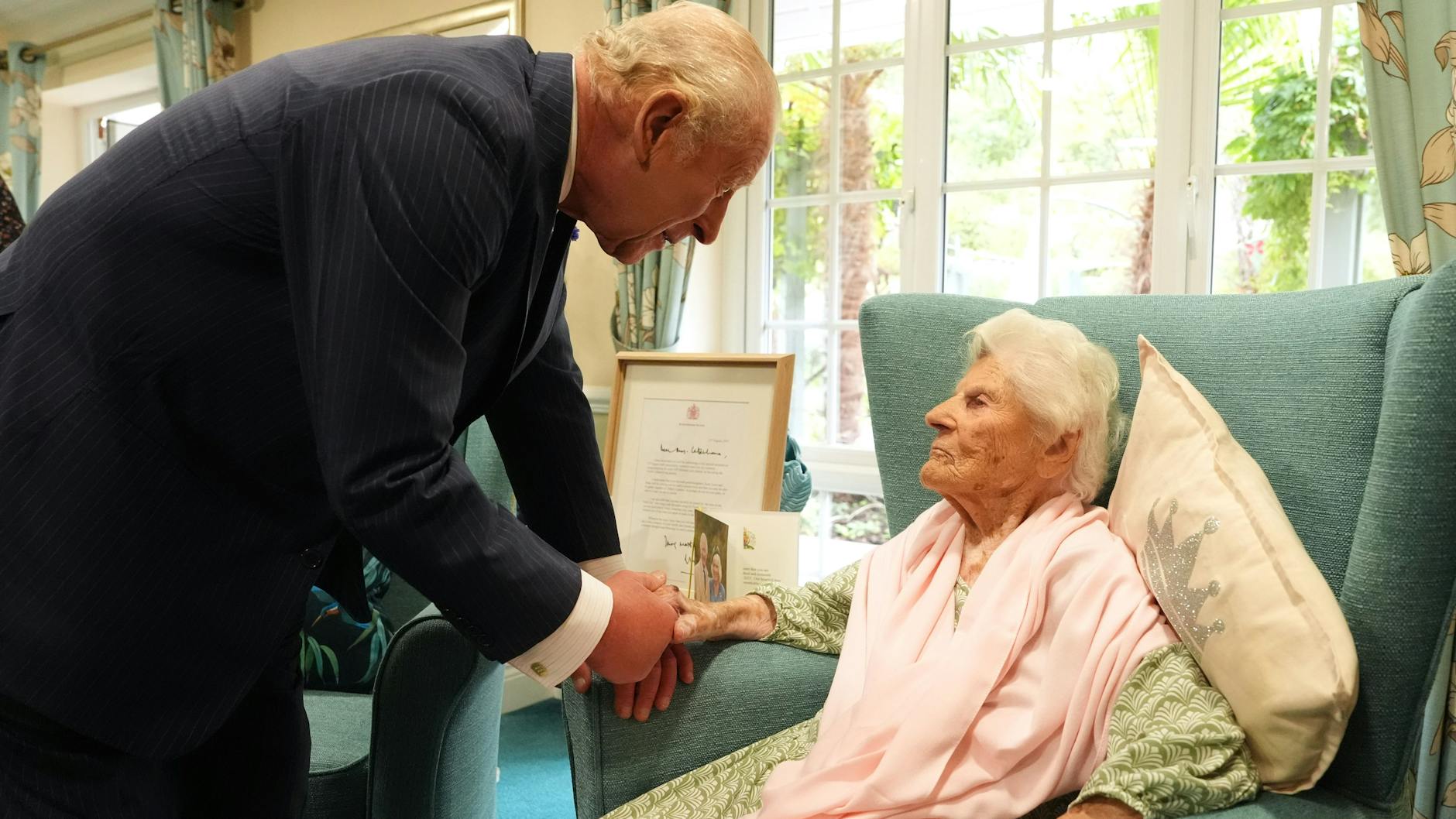 Vor einer 116-Jährigen verbeugt sich sogar der König. Charles III. zu Besuch bei seiner Untertanin Ethel Caterham im Altenheim in der Grafschaft Surrey.