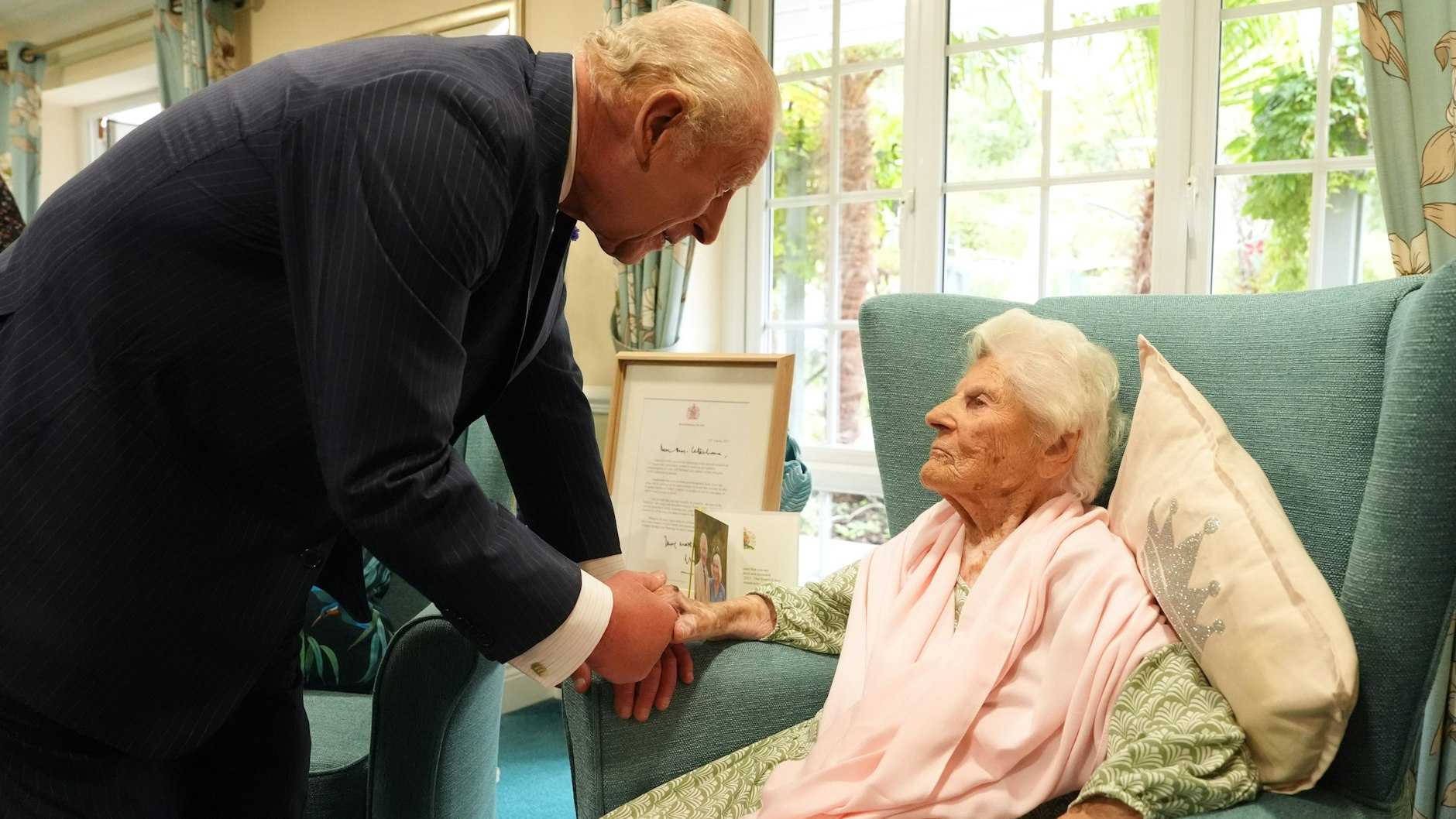 Vor einer 116-Jährigen verbeugt sich sogar der König. Charles III. zu Besuch bei seiner Untertanin Ethel Caterham im Altenheim in der Grafschaft Surrey.