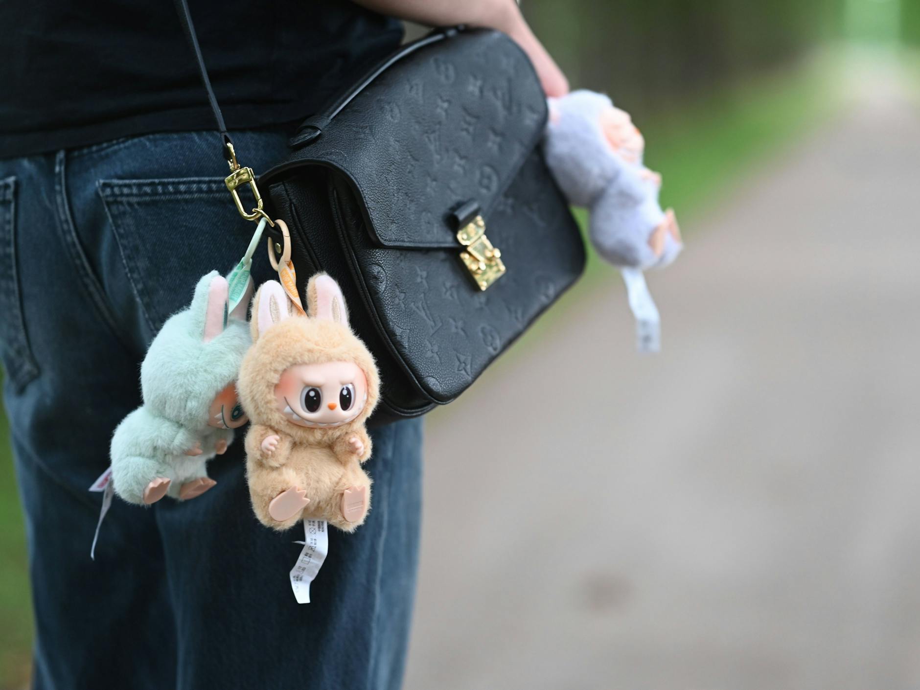 Ist ein Labubu an der Tasche ein Grund, ein Date abzubrechen? Darüber wird im Netz gestritten.
