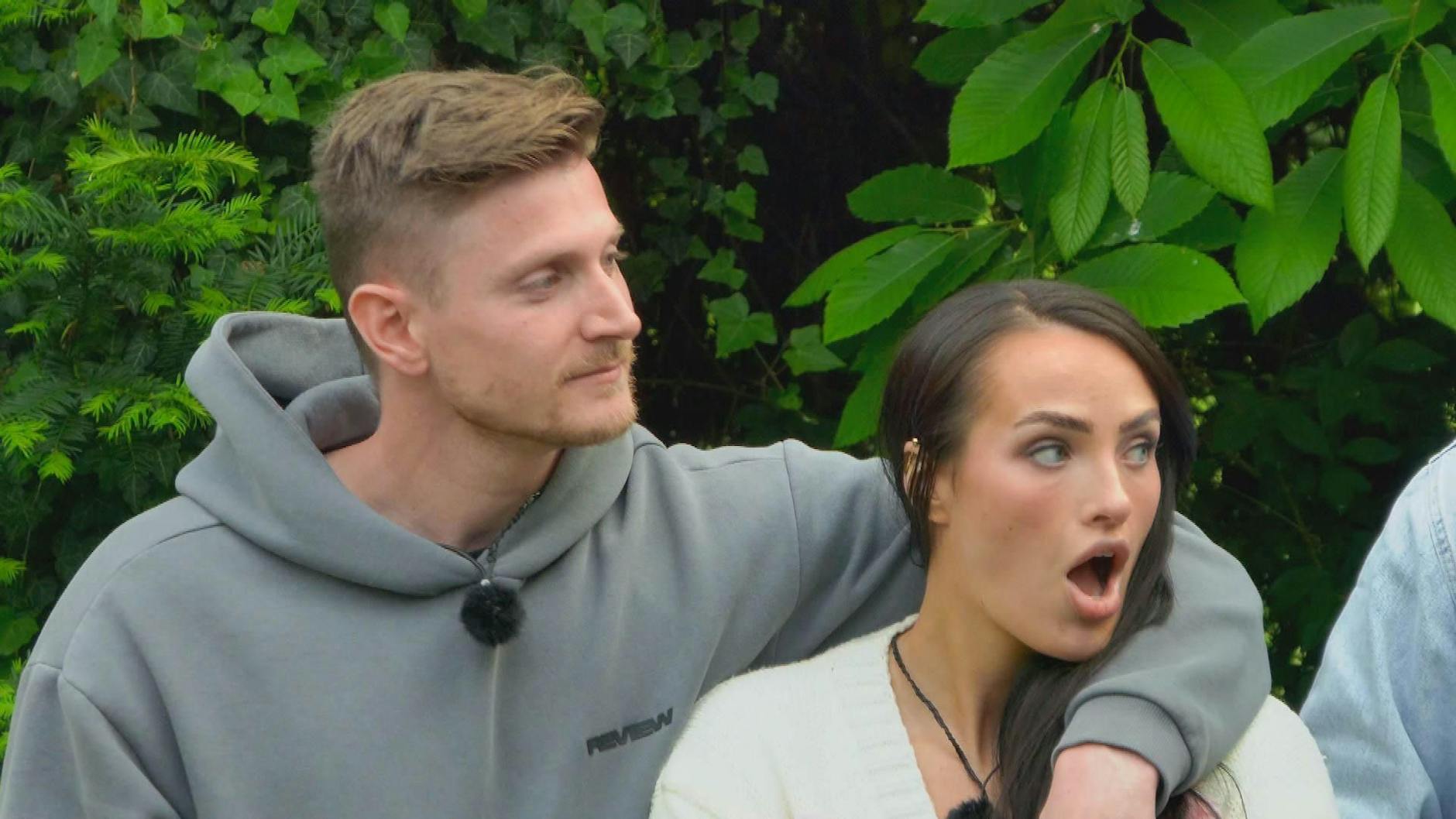 Tommy Pedroni und Paulina Ljubas sind schockiert davon, was Marvin seiner Freundin antut.