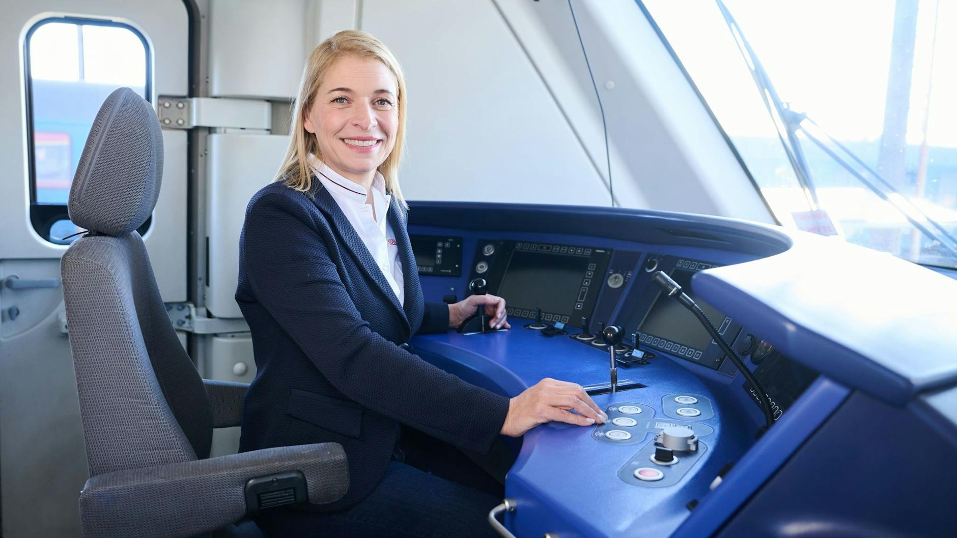 Evelyn Palla, die neue Bahnchefin, hat auch einen Triebfahrzeugführerschein.