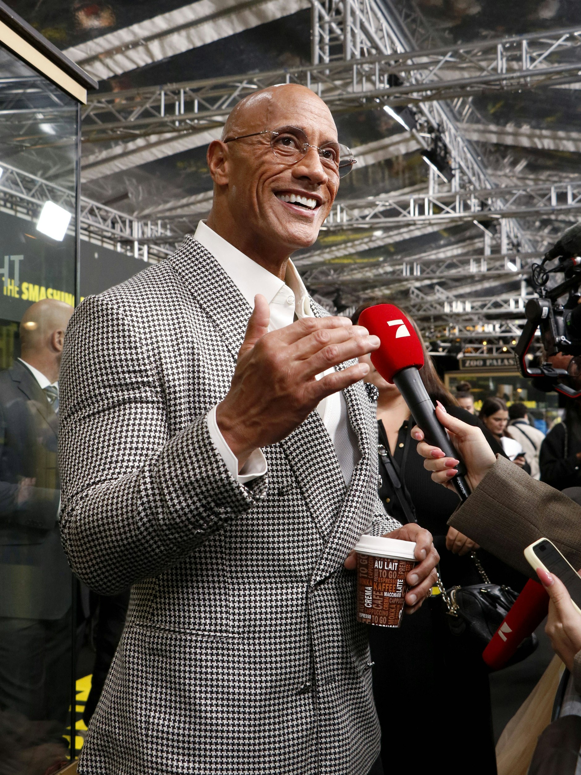 Dwayne Johnson kam mit einem To-go-Becher auf den roten Teppich. Ob wirklich Kaffee drin war oder doch Tequila?
