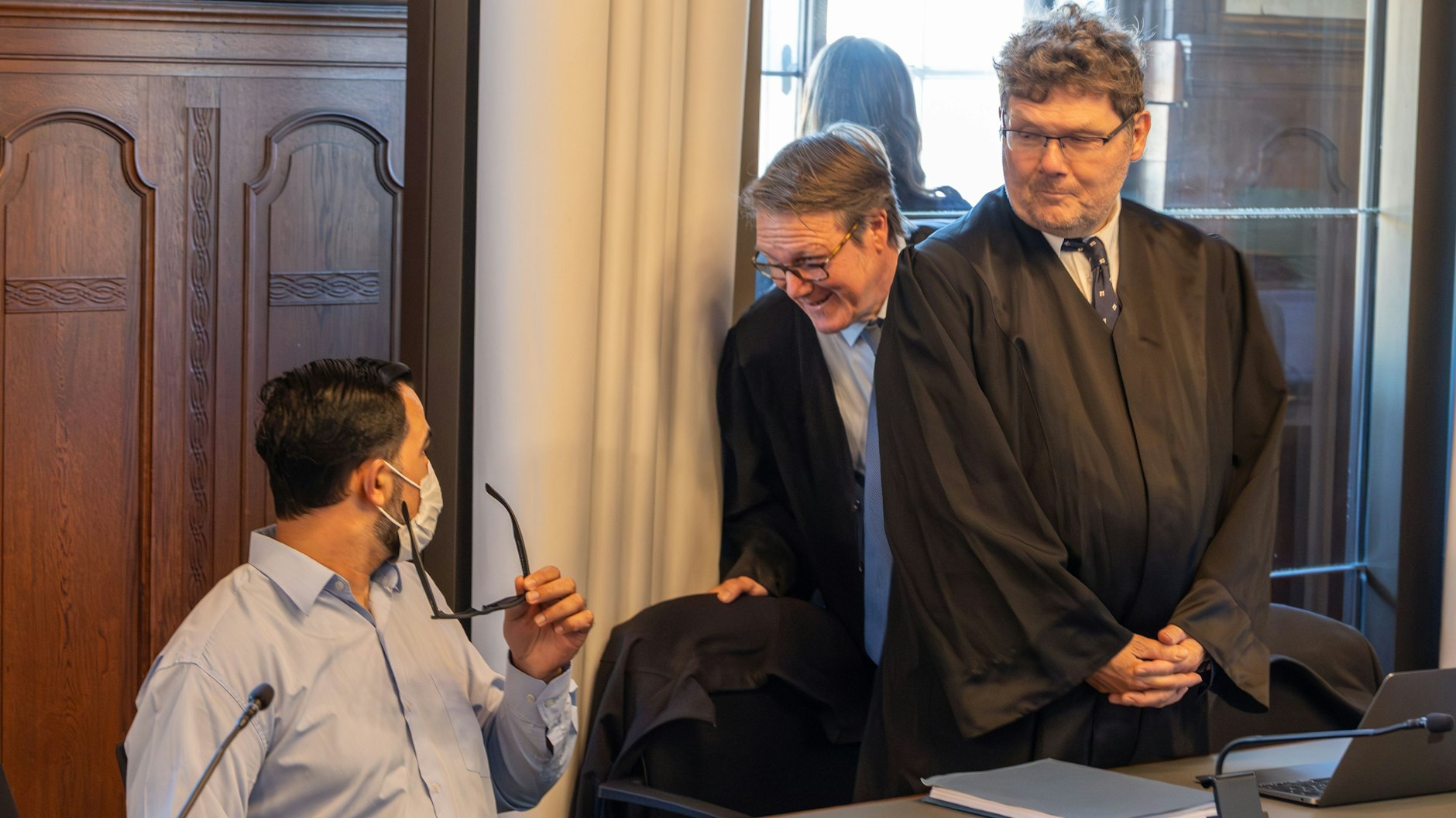 Der Angeklagte Murat G. (36) spricht mit seinen Anwälten.
