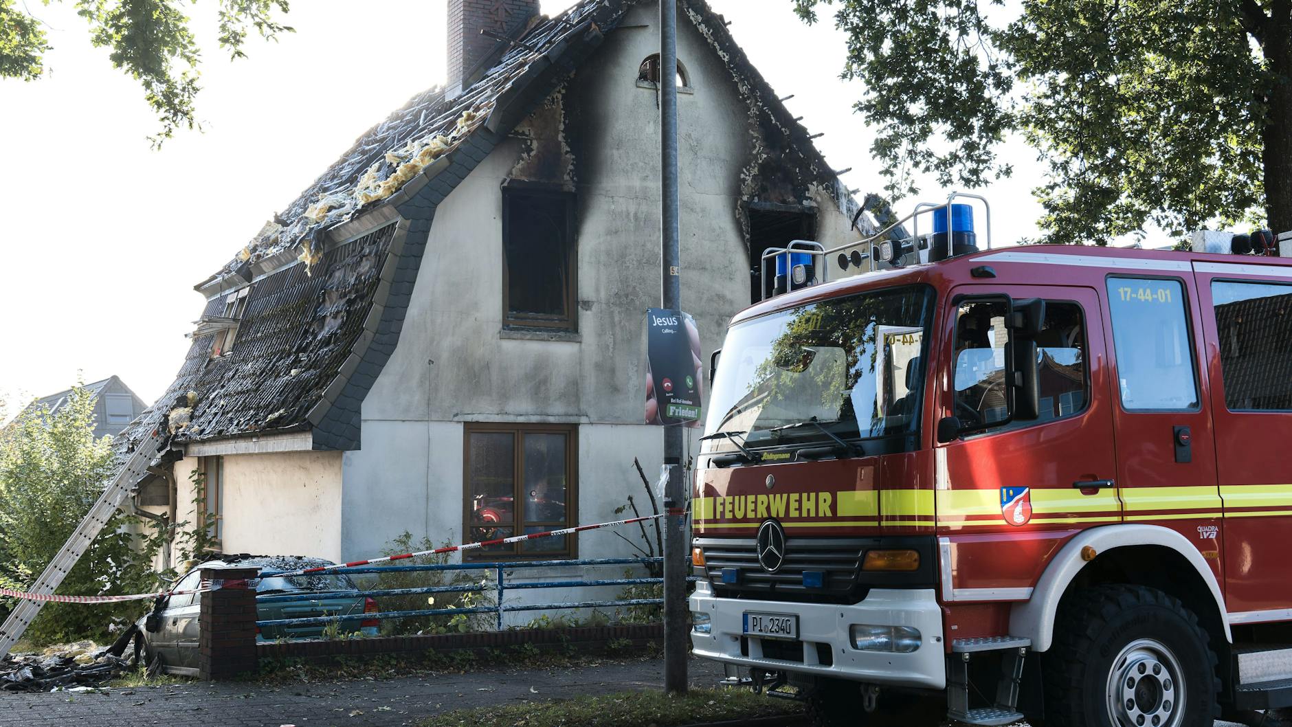 Das ausgebrannte Zweifamilienhaus in Pinneberg (Schleswig-Holstein) nach dem Feuer. Ein neunjähriges Mädchen wurde vermisst. Später wurde eine Leiche gefunden.